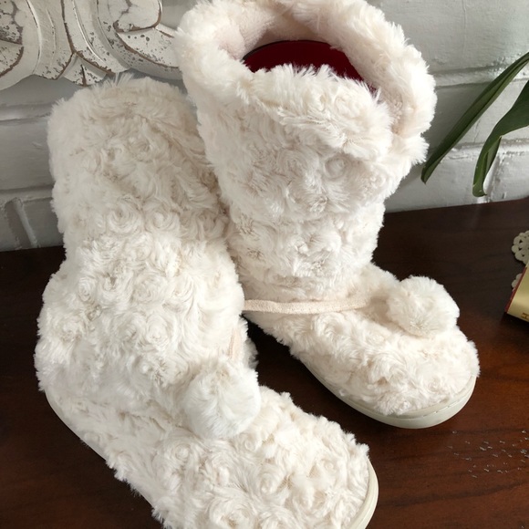 FUZZY BOOTY SLIPPERS - Picture 11 of 13